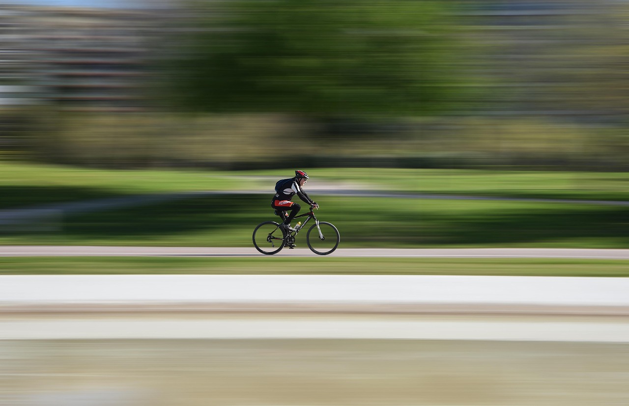 Ciclista durante un allenamento su strada